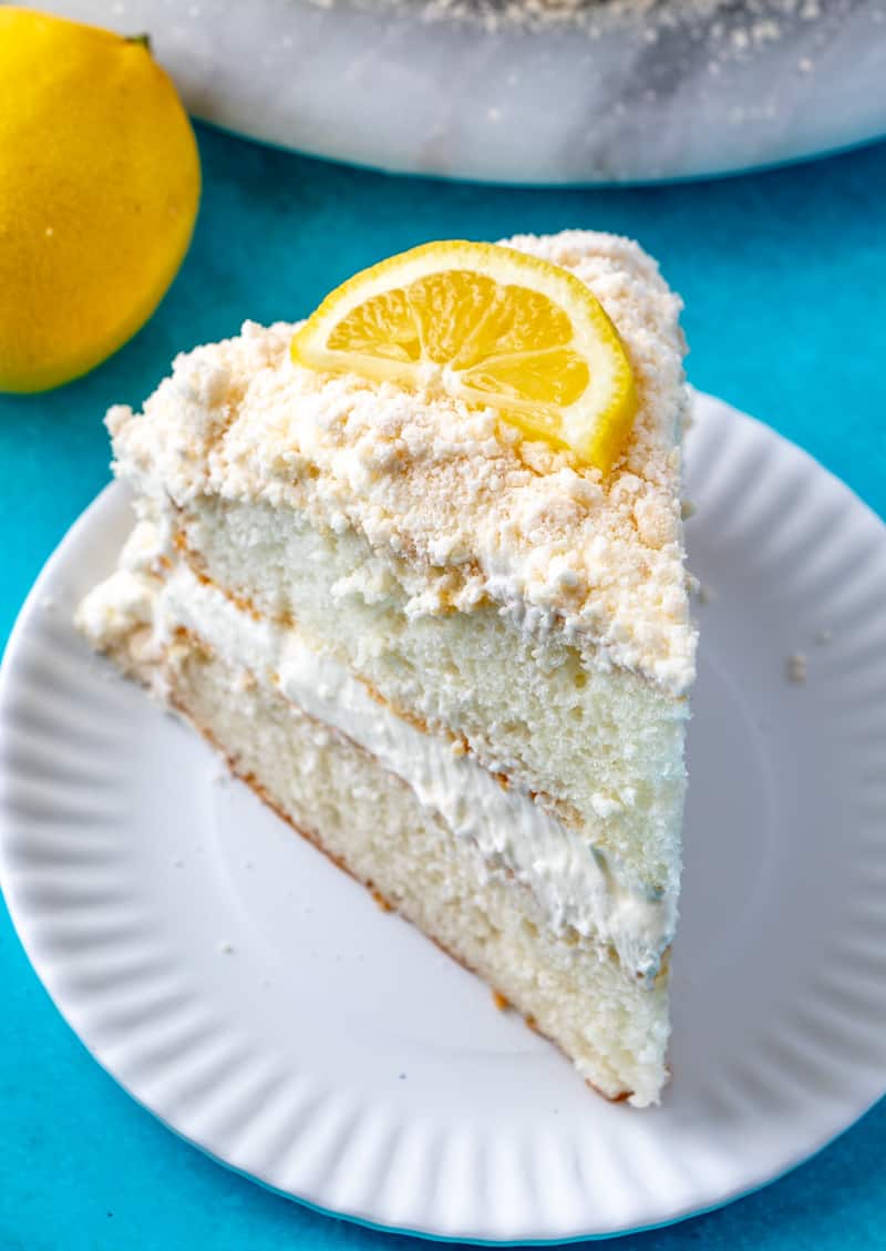 Lemon Crumb Cake op plaat met schijfje citroen bovenop