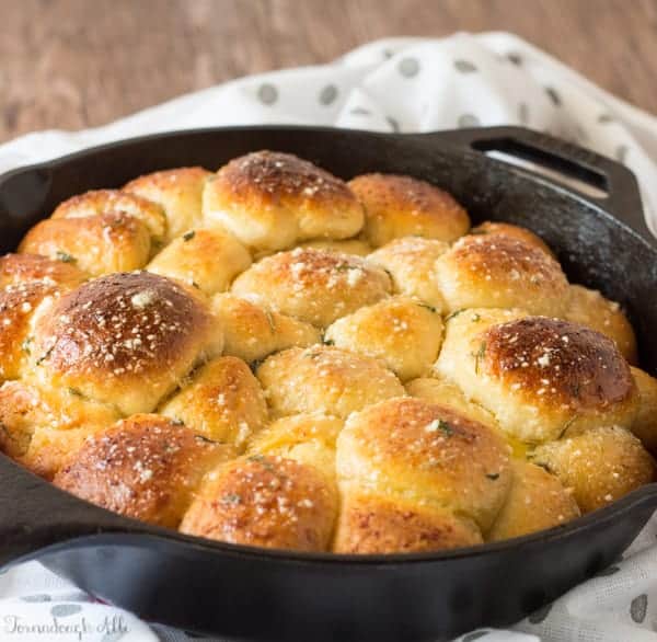 Bacon Jalapeo Popper Stuffed Monkey Bread in cast iron skillet