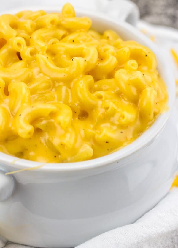 Creamy Stovetop Mac & Cheese {A Quick Easy Cheesy Weeknight Dinner}