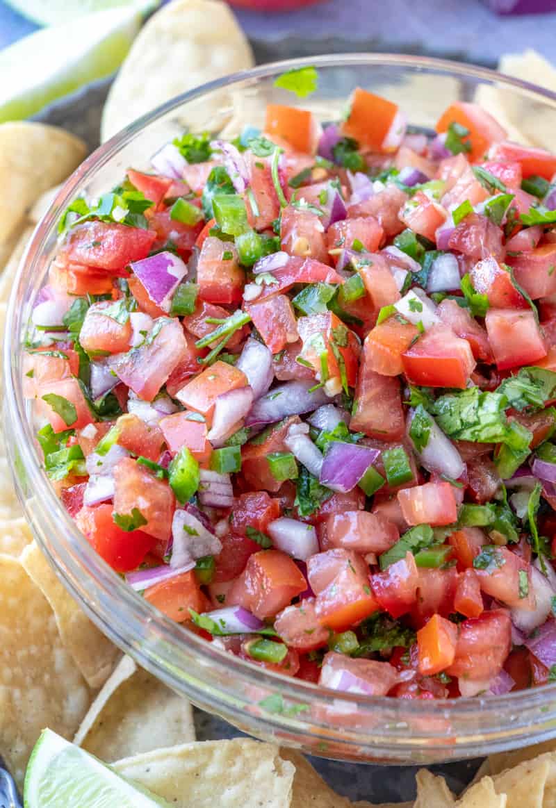 above photo of pico de Gallo recipe with chips and limes
