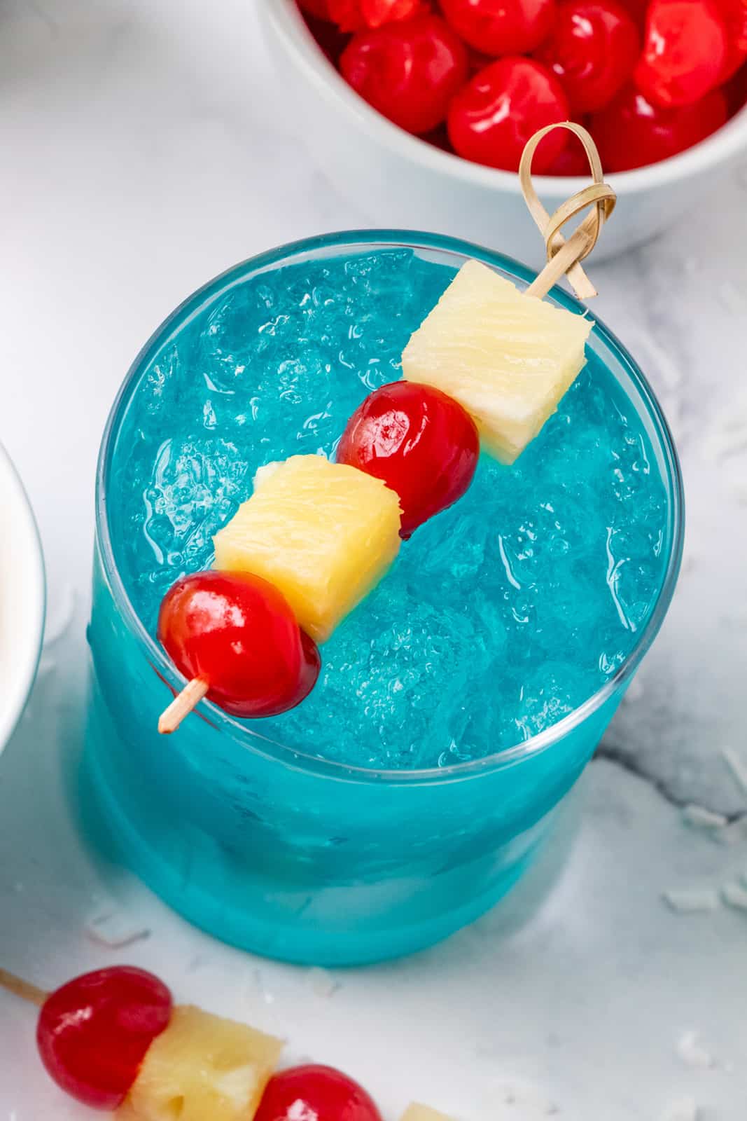Над головой голубой гавайский коктейль в стекле