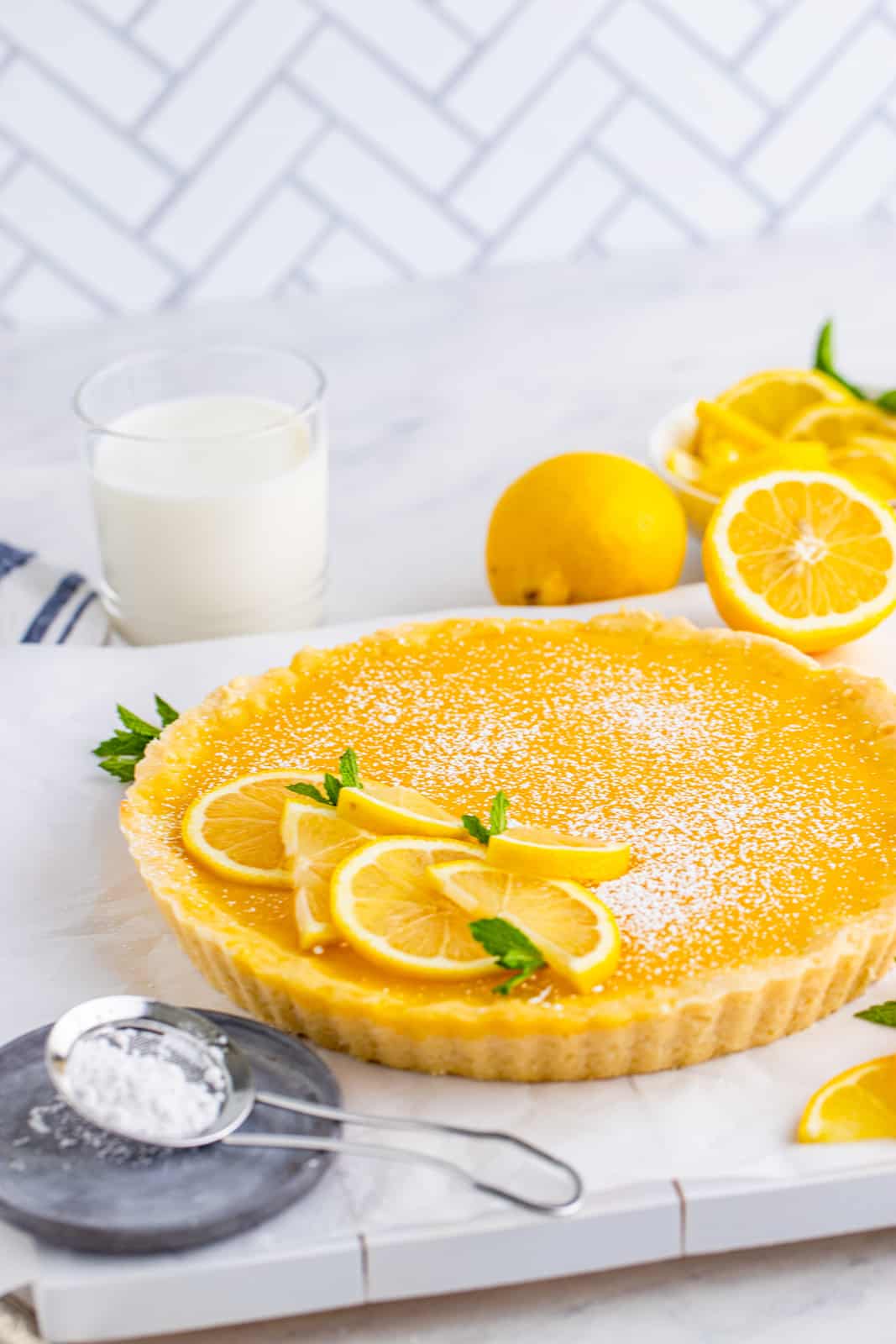Finished Tart with powdered sugar and lemons