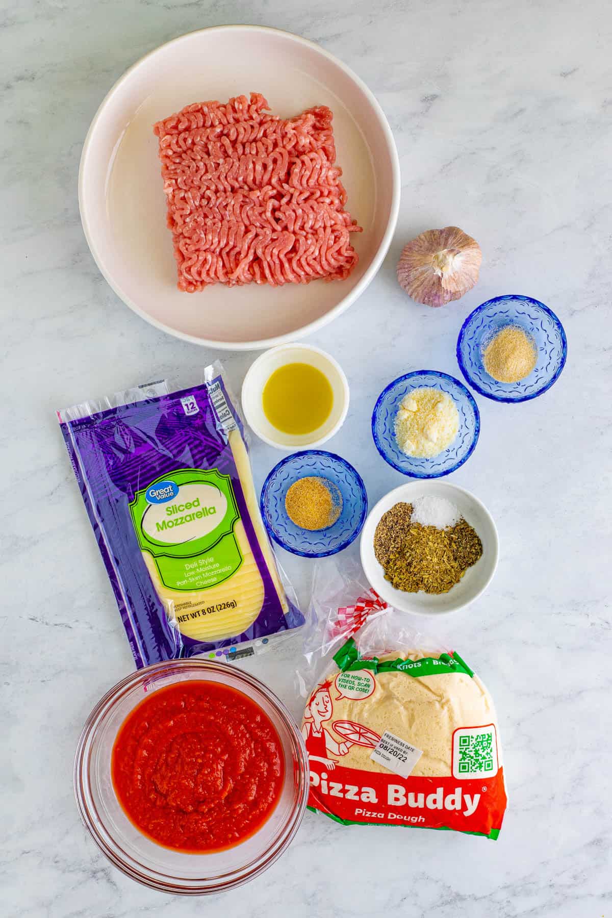 Ingredients needed to make a Slow Cooker Pizza.