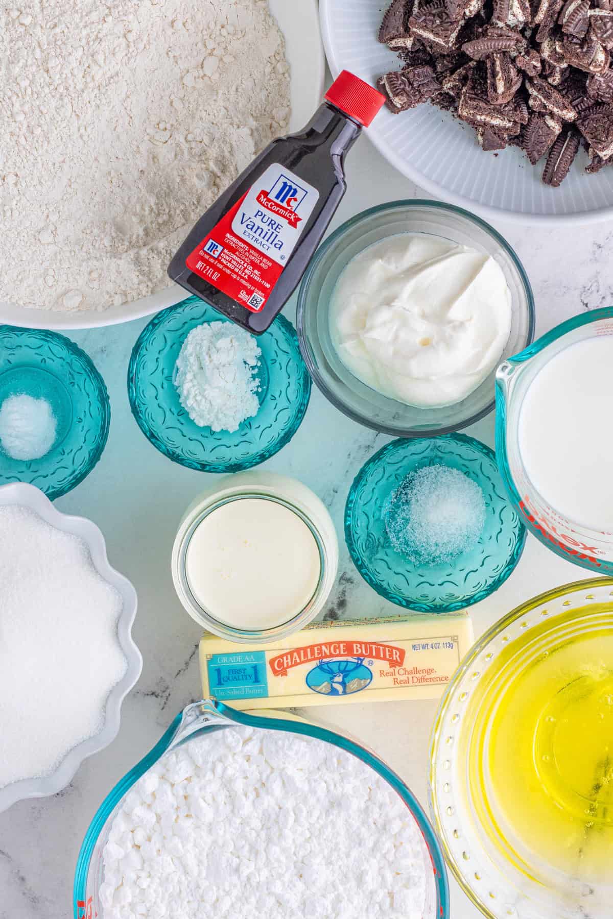 Ingredients needed to make a Cookies and Cream Cake.